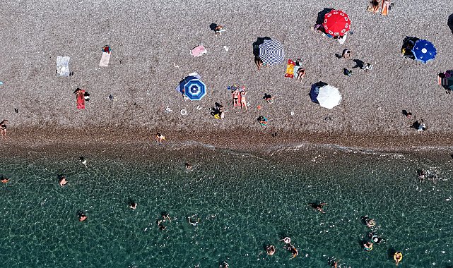 Sıcaktan bunalanlar Konyaaltı Sahili'nde yoğunluk oluşturdu