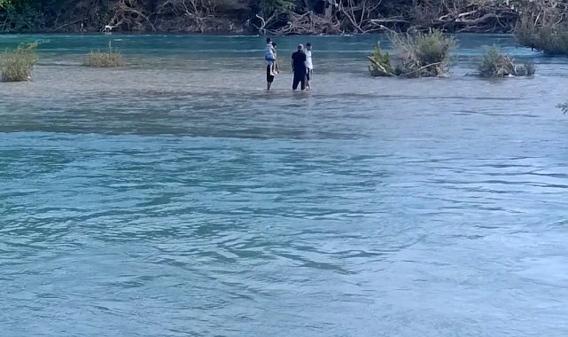 Su yükselince ırmaktaki adacıkta mahsur kalan 4 kişi kurtarıldı