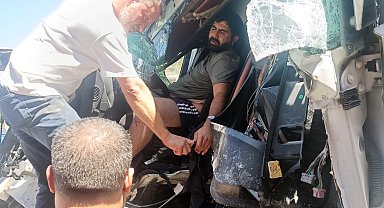 TIR'lar çarpıştı: 1 yaralı