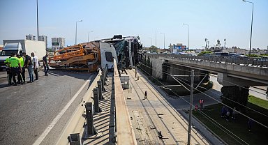 Yan yatan beton pompası kamyonu, üst geçitte asılı kaldı