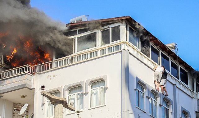 Yangında teras korkuluğundan sarkıp, kurtarılmayı beklediler