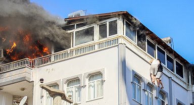 Yangında teras korkuluğundan sarkıp, kurtarılmayı beklediler